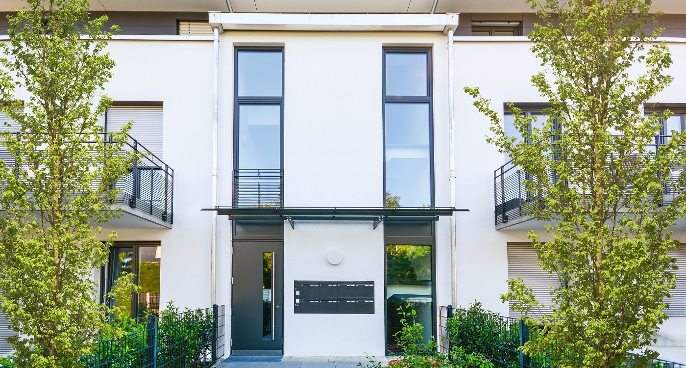 Neue Haustür vom Türenbauer im Mehrfamilienhaus für mehr Sicherheit
